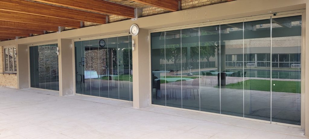 Frameless sliding stacking doors 